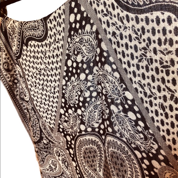 White and Navy oversized Shawl. Paisley Print fringed. One size - Picture 6 of 9